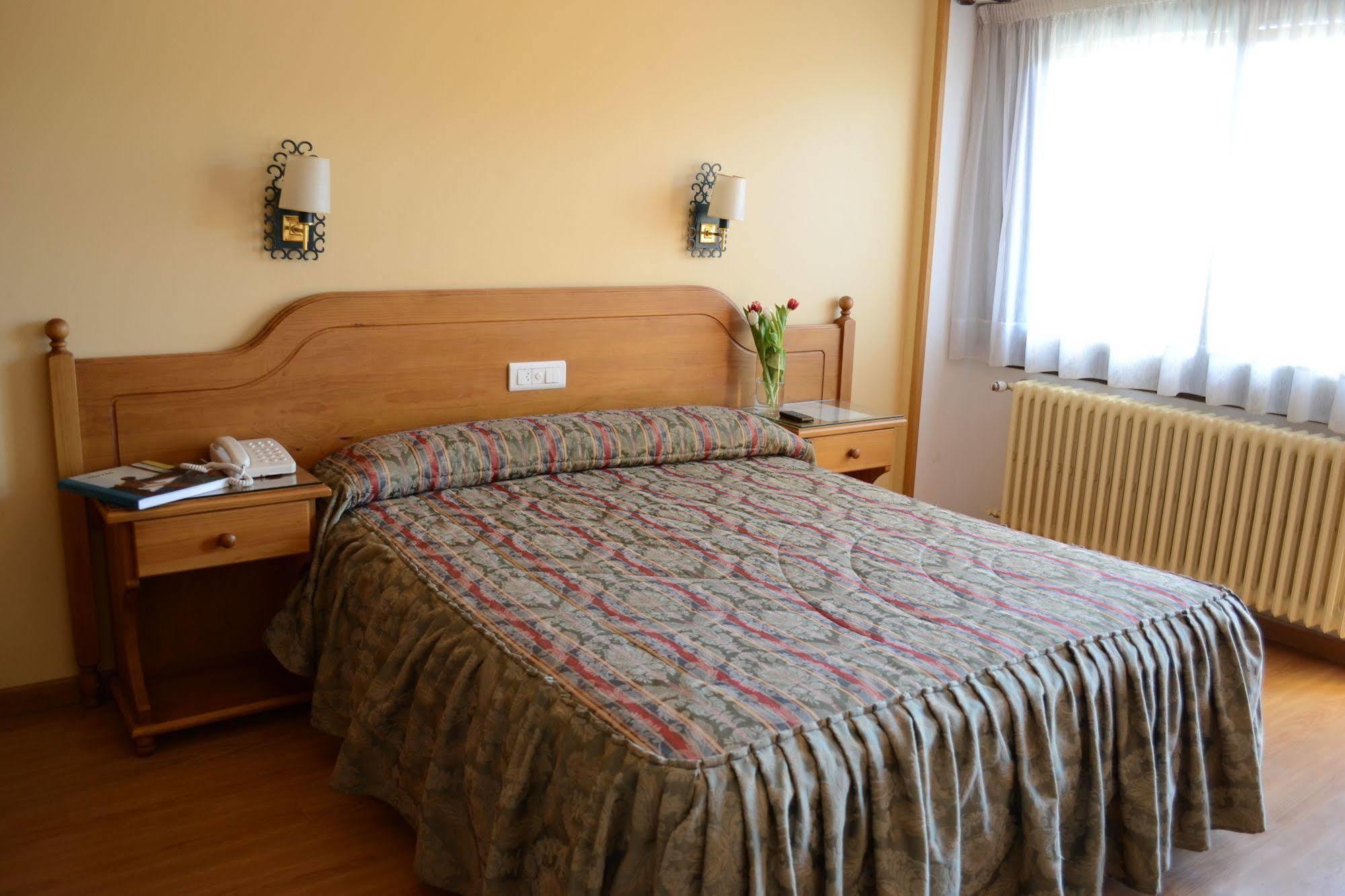 Hotel Mi Casa Sabiñánigo エクステリア 写真